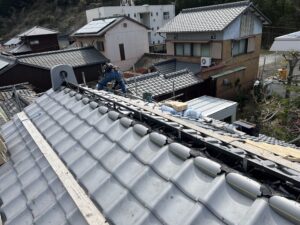【善通寺市】瓦がズレたままは危険｜台風前にチェックする場所