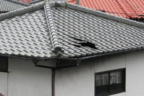 台風でめくれた屋根