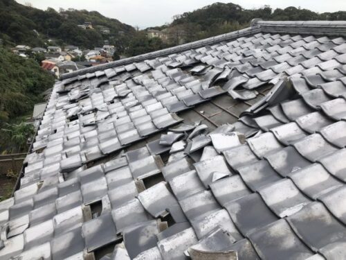 【善通寺市】台風後に屋根の異常を発見したら？瓦のズレ・雨漏りの対処法